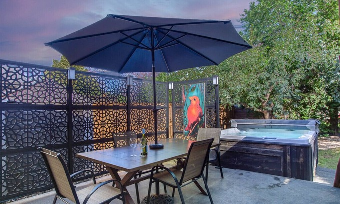 West Edmonton Casa | Modern Eclectic Home~Walk to WEM~AirCon~Yard~Hot Tub