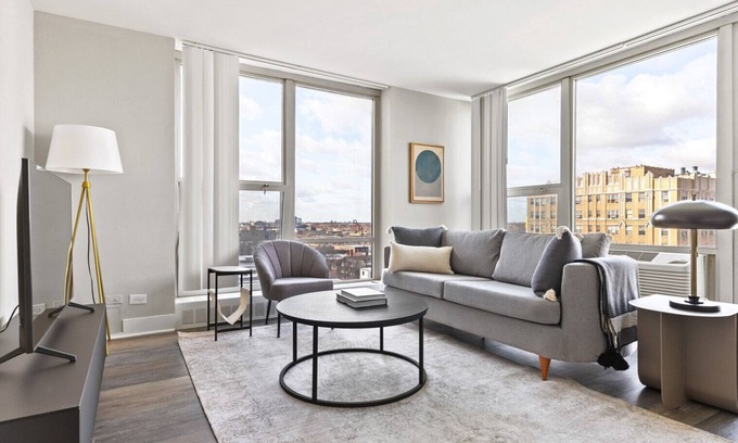 Edgewater Beach Apartamento | Modern Edgewater 1BR w/ Gym, Deck & Lounge, 5 blocks to L, by Blueground