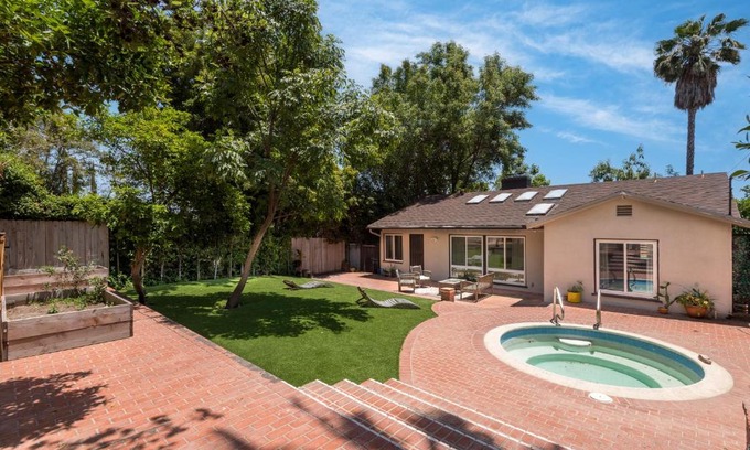 Hollywood Hills West Casa | Modern Elegance 3BR House with Sparkling Jacuzzi!