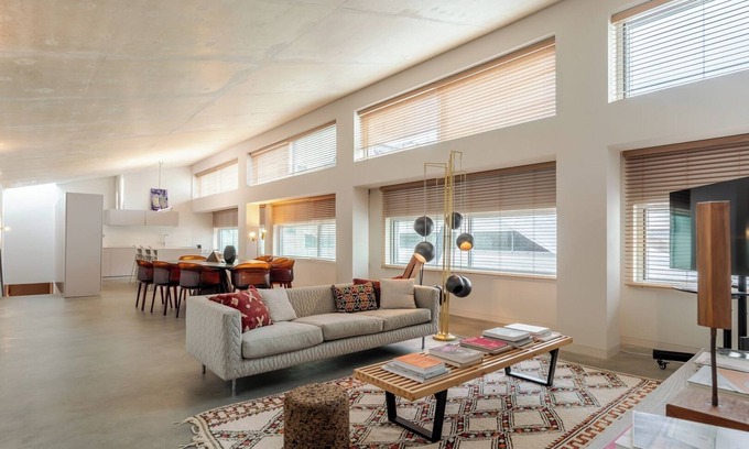 Aldoar Apartamento | HostWise – Modern Elegance w/ Artistic Soul