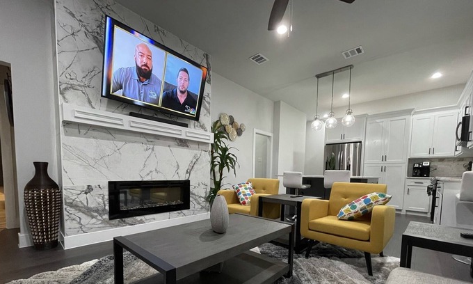 Oak Cliff Casa | Modern Elegant Duplex : 4 bedrooms and 4 bathrooms