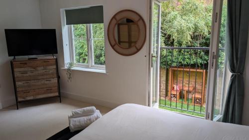 Welford Casa | Modern Elm Tree House with Cinema 6 Bedroom sleeps 12