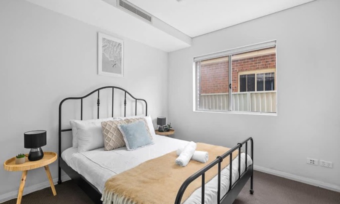 Revesby Casa | Modern Ensuite Queen Room - Serene Spot at Revesby