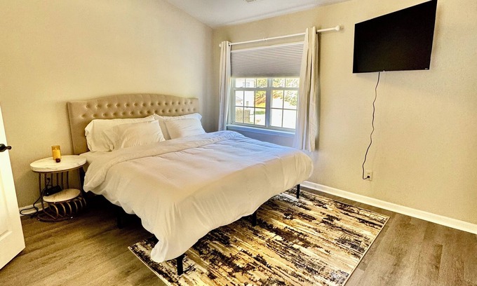 Charlotte Casa | Modern Entire 2-Bedroom House for 6 Guests at University City