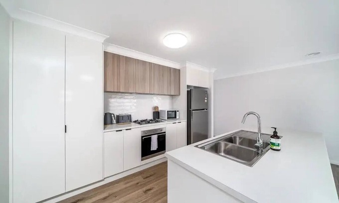 Gobbagombalin Apartamento | Modern Escape in Quiet Neighbourhood