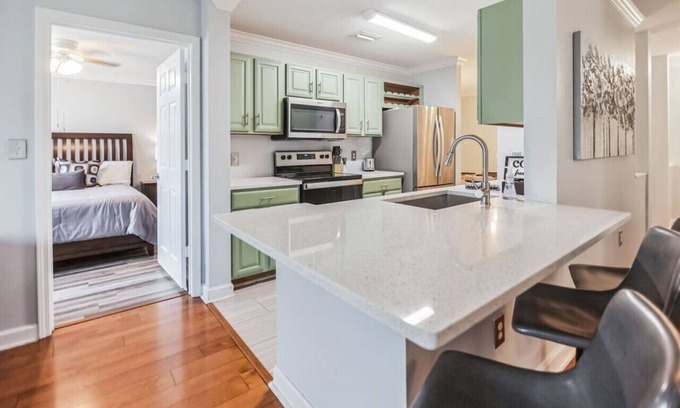 New Tampa Apartamento | Modern Escape-Pool-HotTub-CaliKingBeds-EV Chargers