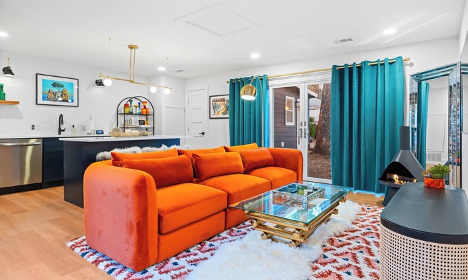 Cherrywood Apartamento | Modern Escape w/ Fireplace next to Pickleball Club