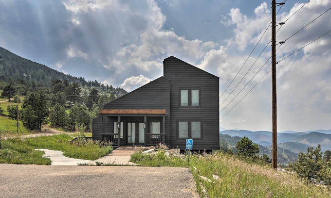 Evergreen Casa | Modern Evergreen Duplex Off I-70 w/ Mountain Views