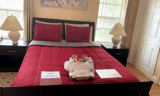 Hybla Valley Casa | Modern Executive Master Bedroom