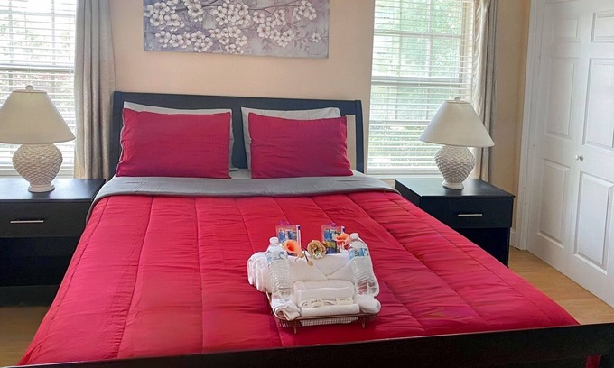 Hybla Valley Casa | Modern Executive Master Bedroom