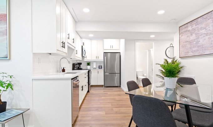 Port Moody Casa | Modern Executive Suite w/Hot Tub and Forest View
