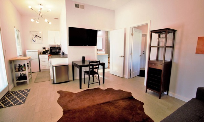 Palo Verde Casa | Modern Executive Suite w/ kitchenette and laundry