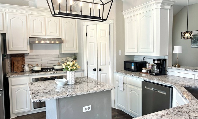 Waxahachie Casa | Modern Family Getaway w/Pool, Pet Friendly, Near Shops & Dining