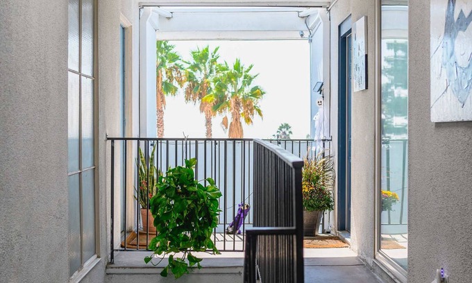 Altadena Apartamento | Modern Family Getaway With Spacious Living Areas