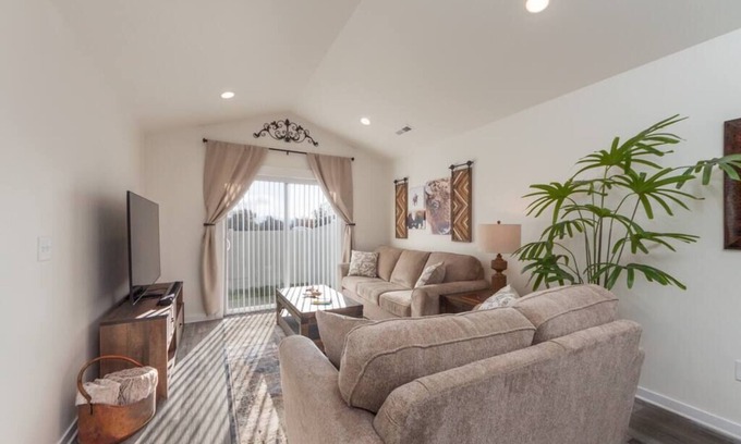 Spokane Valley Casa | Modern Family Home Decor & Style, KING bed, Wifi, with Garage!