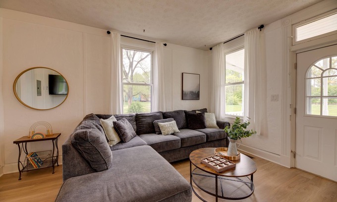 Mason Casa | Modern Family Home in Mason w/ Backyard + Fire Pit