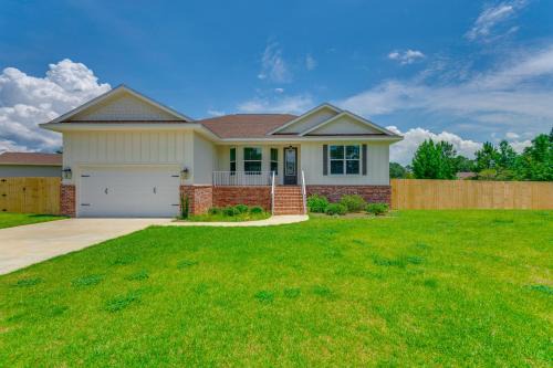 Florida Panhandle Casa | Modern Family Home with Spacious Yard in Milton
