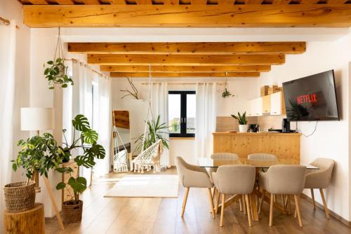 Liptovska Kokava Apartamento | Modern Family Nest - Spacious 2BR, 2 Bath, Sleeps 8 with Mountain View and Backyard