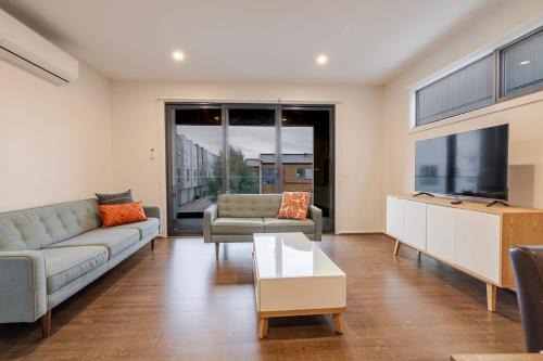 Point Cook Casa | Modern Family Retreat in Point Cook and Free Parking