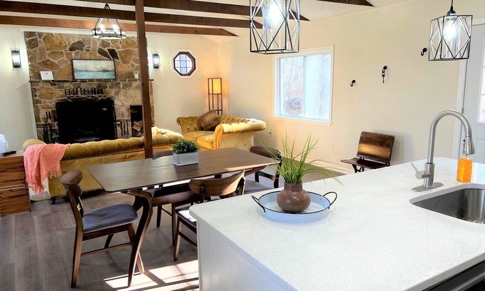 Berkeley Springs Casa | Modern, family-friendly, nature packed getaway
