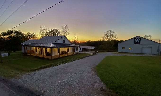 West Union Otro | Modern Farmhouse, 3 bedrooms, 2 full baths, sleeps 8