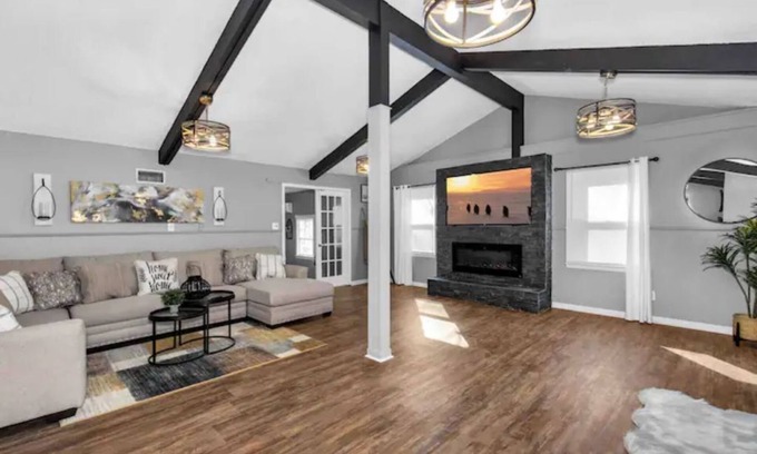 Mobile Casa | Modern Farmhouse 4 Bedroom Home Away From Home