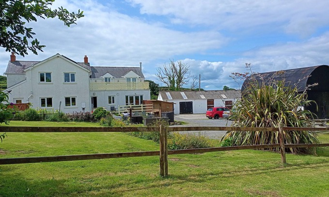 Llangynog Casa | Casa de campo moderna todo en el juego nr Pembrokeshire y Carmarthen, tina caliente, paddock propio