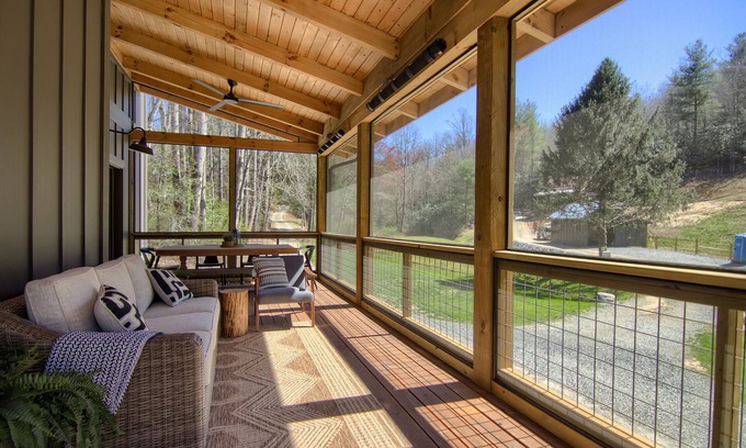Mills River Otro | Modern farmhouse close to Pisgah and Dupont Forest.