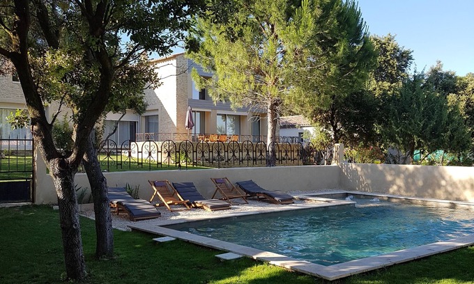 Uzes Villa | Casa de campo moderna en Uzés, piscina climatizada, sauna, jacuzzi y gimnasio.