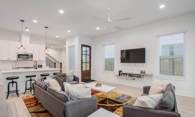 Northside Casa | Modern Farmhouse, Mins Restaurants & Attractions