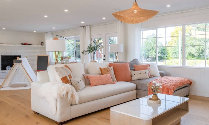 Sebastopol Casa | Modern Farmhouse on 1 Acre | Steps to Park | w/ Spa