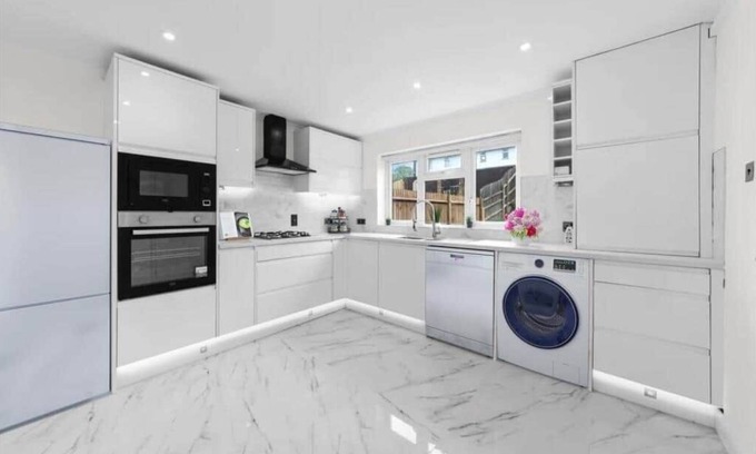 Five Oak Green Casa | Modern Fashionably Refurbished 4 bedroom Home with Wi-Fi