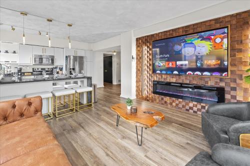 Wholesale District Apartamento | Modern Flat off Meridian - Walk Anywhere Downtown