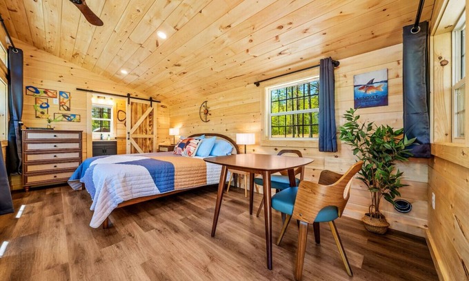 Oxford Cabina | Modern Forest Cabin with Private Hot Tub & Fire Pit