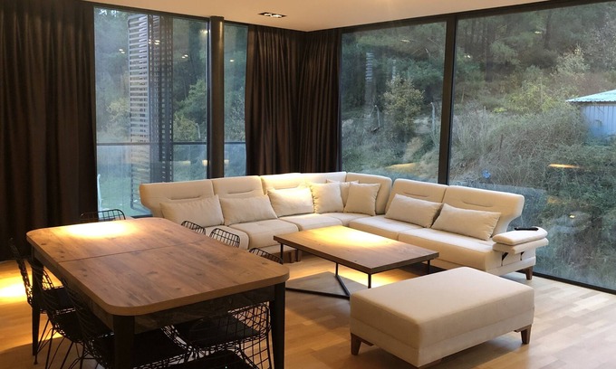 Eyup Apartamento | BOSQUE MODERNO A 15 minutos del aeropuerto