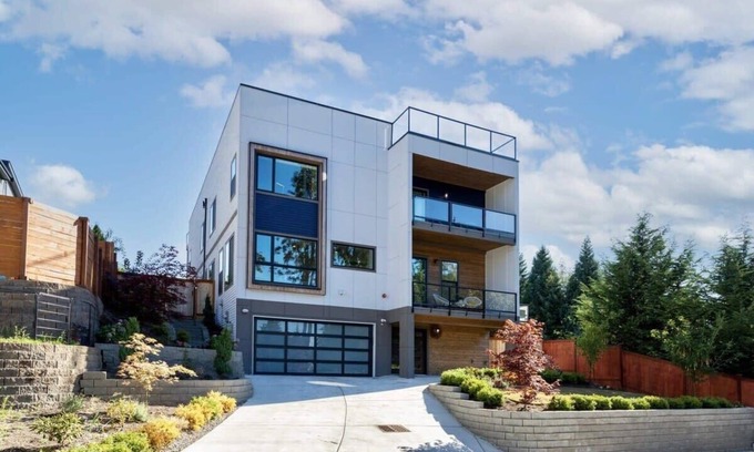 Kennydale Casa | Modern Fortress w/4 Decks| AC in all rooms |Gym