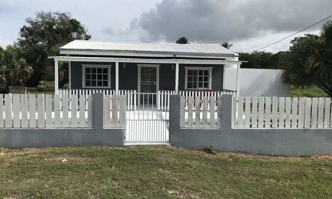 Corozal Casa | Casa moderna de 1 dormitorio totalmente amueblada