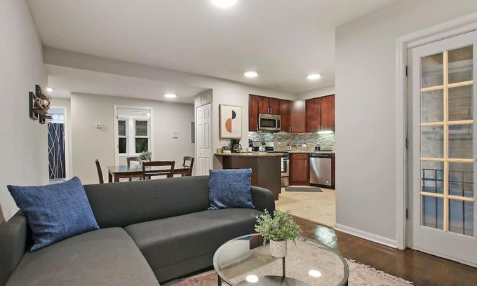 Chicago Apartamento | Modern & Furnished 2BR Apt with In-unit Laundry - Sunnyside 2E