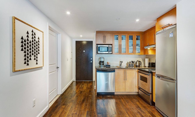 Ville-Marie Apartamento | Modern Furnished Loft Apartment- Old Port Montreal