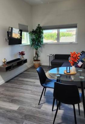 Eugene Apartamento | Modern Furnished Retreat