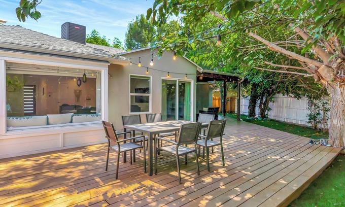 Winnetka Casa | Modern Gated 4BR Home w/Bar, BBQ, Private Parking