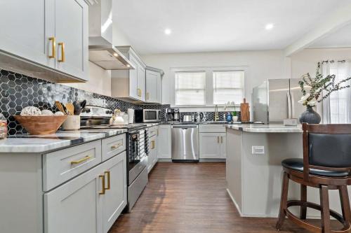 Leinkauf Casa | Modern Gem 2 Homes Rental Sleeps 10