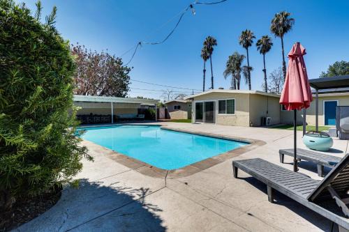 Lakeside Casa | Modern Gem with Outdoor Oasis 5 Mi to Lake Jennings
