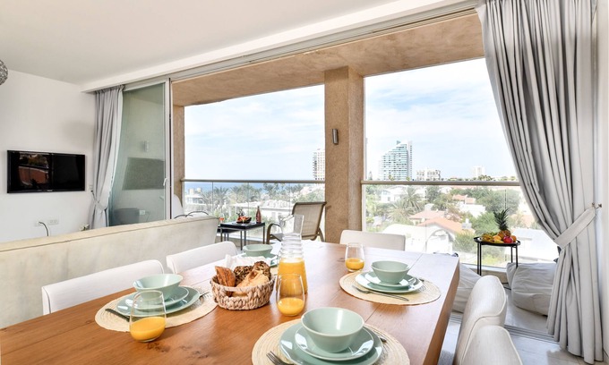 Herzliya Pituach Apartamento | Modern Gem with Stunning Balcony by Sea N Rent