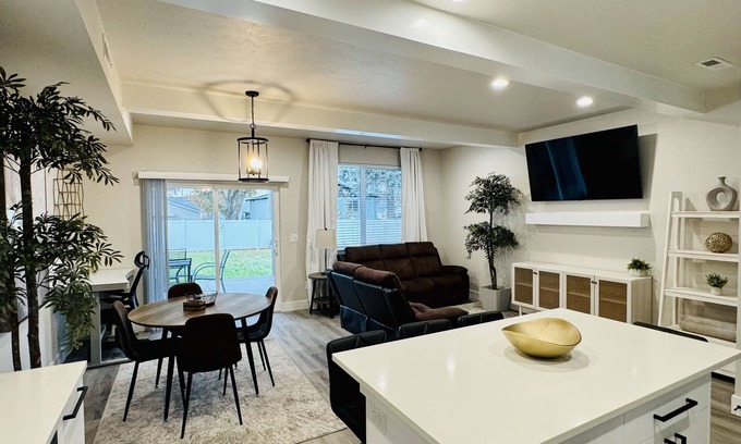 Lincoln Heights Casa | Modern Getaway located in Central Spokane with great amenities!