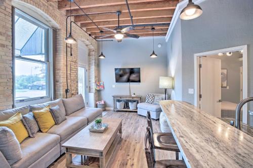 Grand Haven Apartamento | Modern Grand Haven Condo - Steps to Downtown!