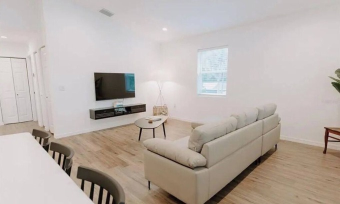 Bradenton Apartamento | Modern Ground Floor Rental Unit near Anna Maria Island
