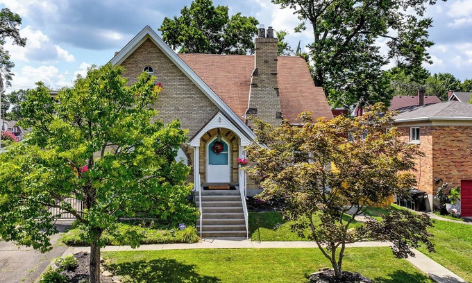 Roselawn Finance Casa | Modern Group Getaway w/Private Yard in Cincinnati