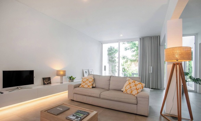 Feijo Apartamento | Modern Grove Villa | 3 Bedroom | BBQ | Aircon