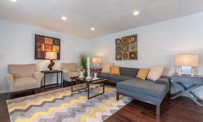 Studio City Casa | Modern Guest House Nestled in the Hollywood Hills with huge deck and WOW views!